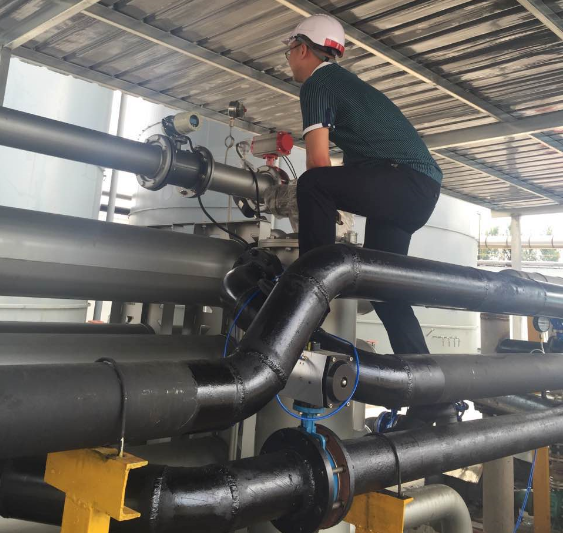 米科工程師在現場調試安裝 燁立工程師在現場調試安裝